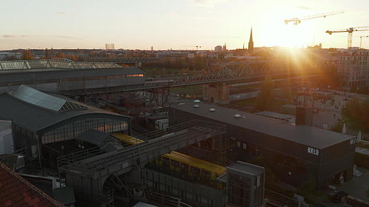 日落4公里时黄色地铁列车进入德文伯林高地上方视频的预览图