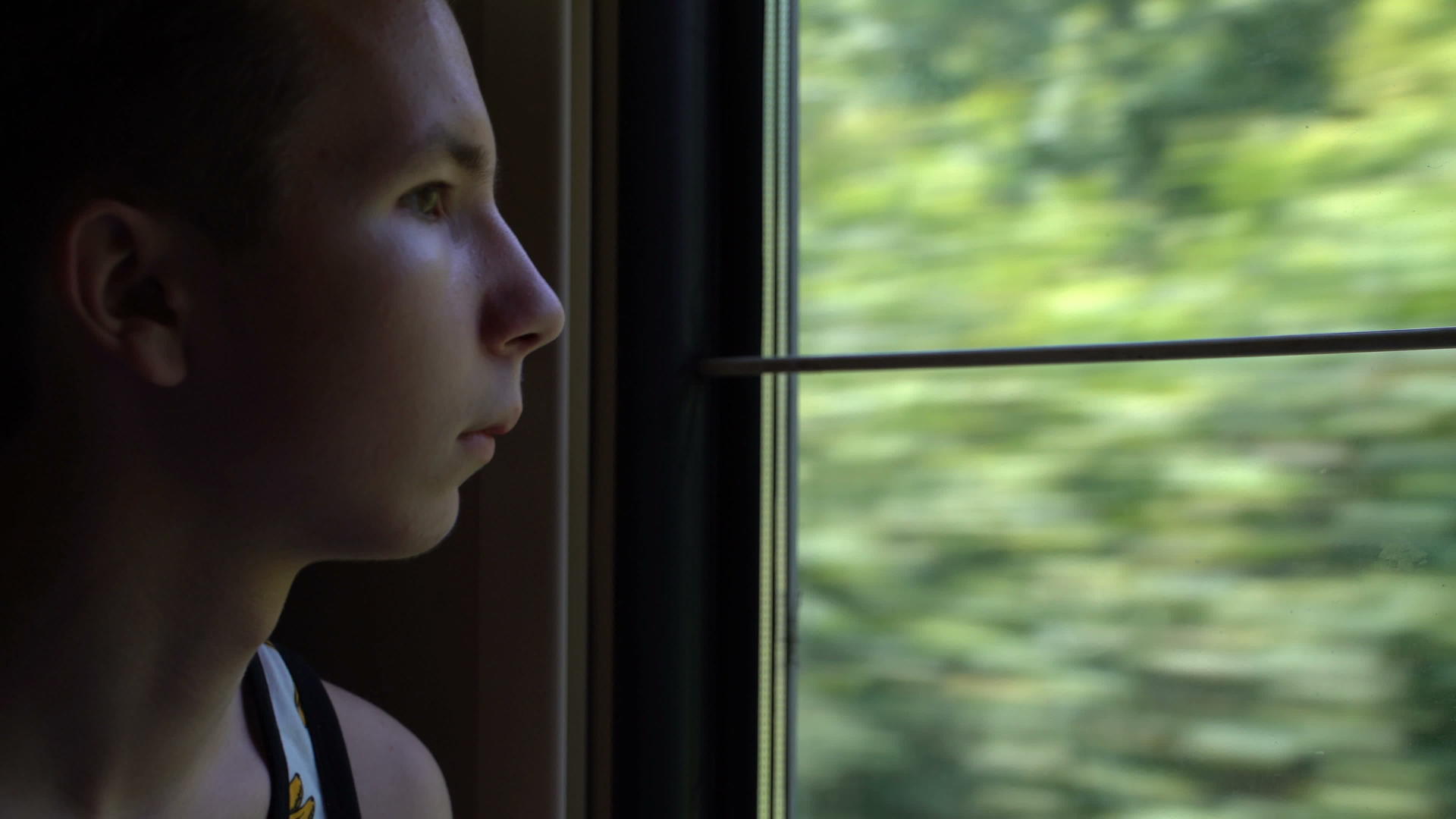 青少年乘火车到外面看窗外视频的预览图