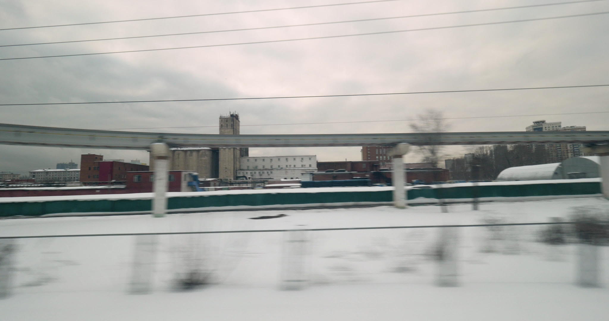 冬天坐火车穿过城市冬天旅行视频的预览图