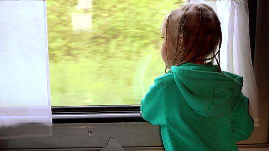 女孩看着火车窗外视频的预览图