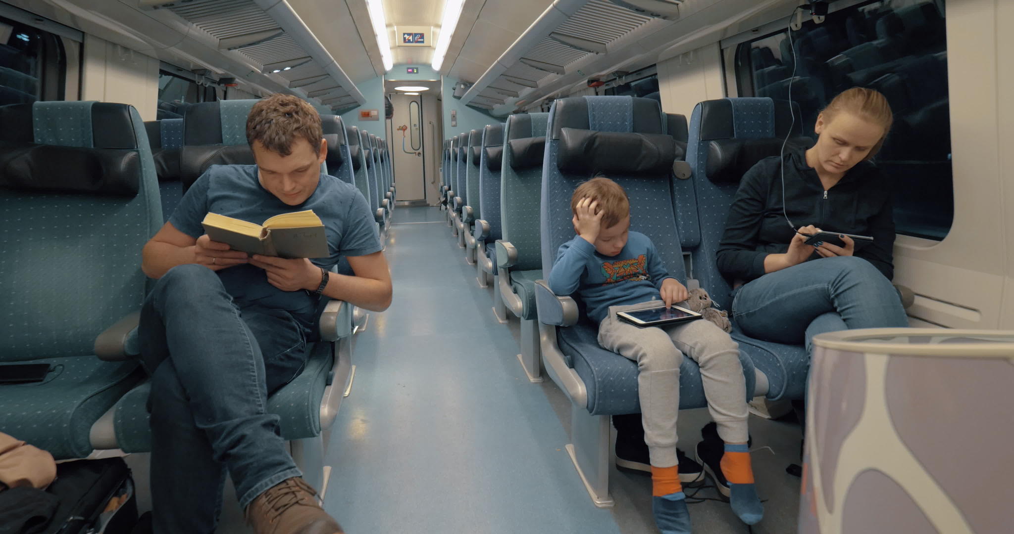 每个人在火车旅行中都有自己的生意视频的预览图