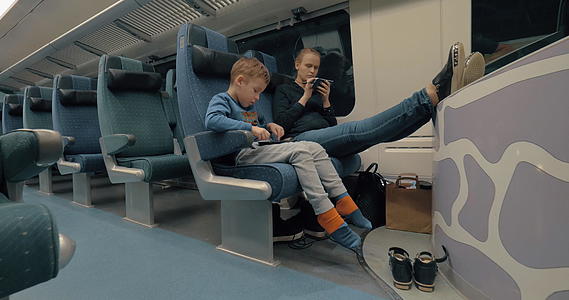 婴儿母亲和母亲在乘坐火车时使用电子仪器视频的预览图
