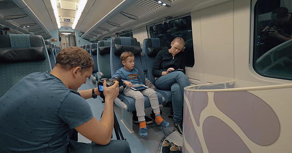 制作家庭列车行程的短袜视频视频的预览图