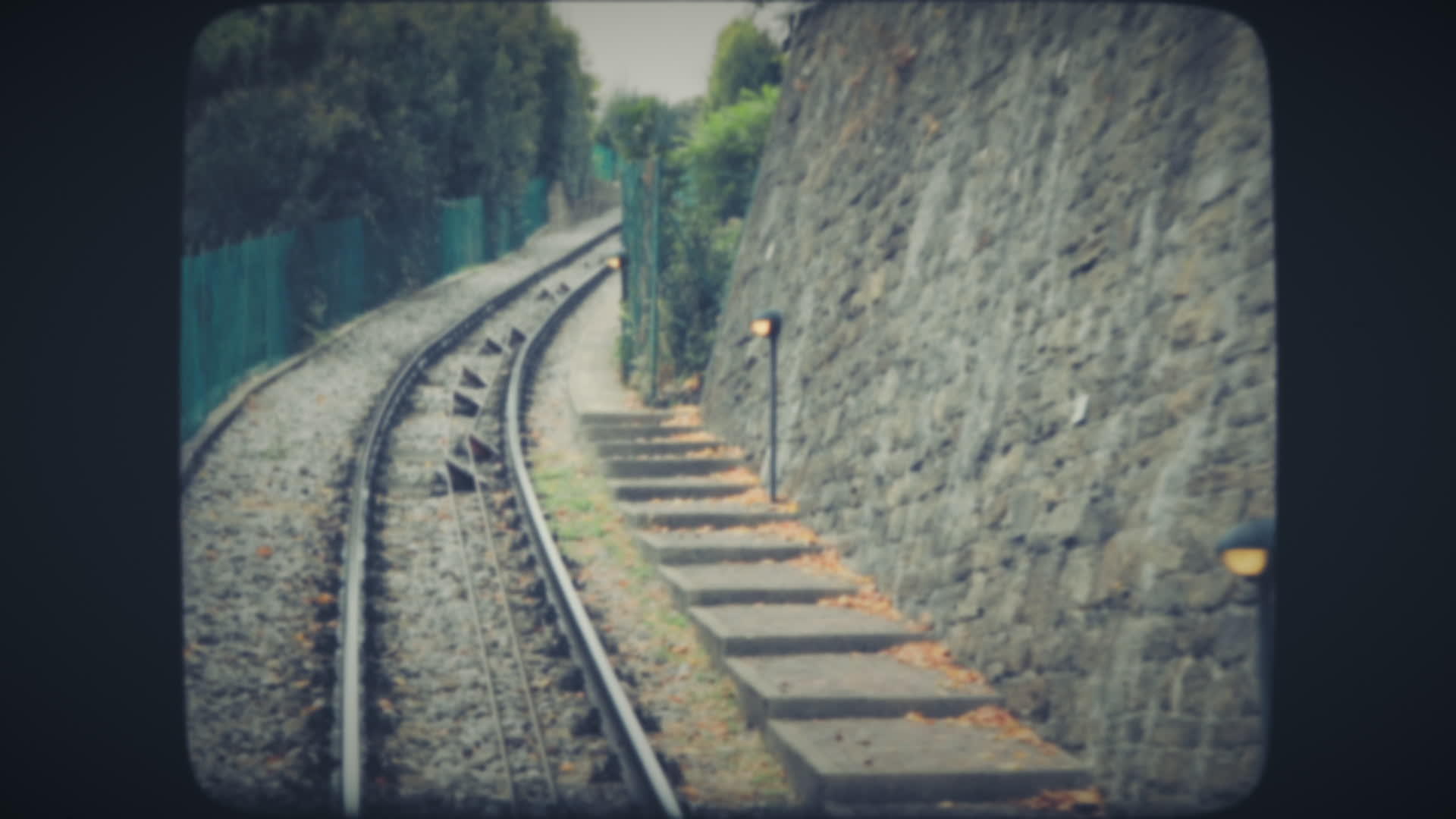 古老的旧火车穿过山丘视频的预览图