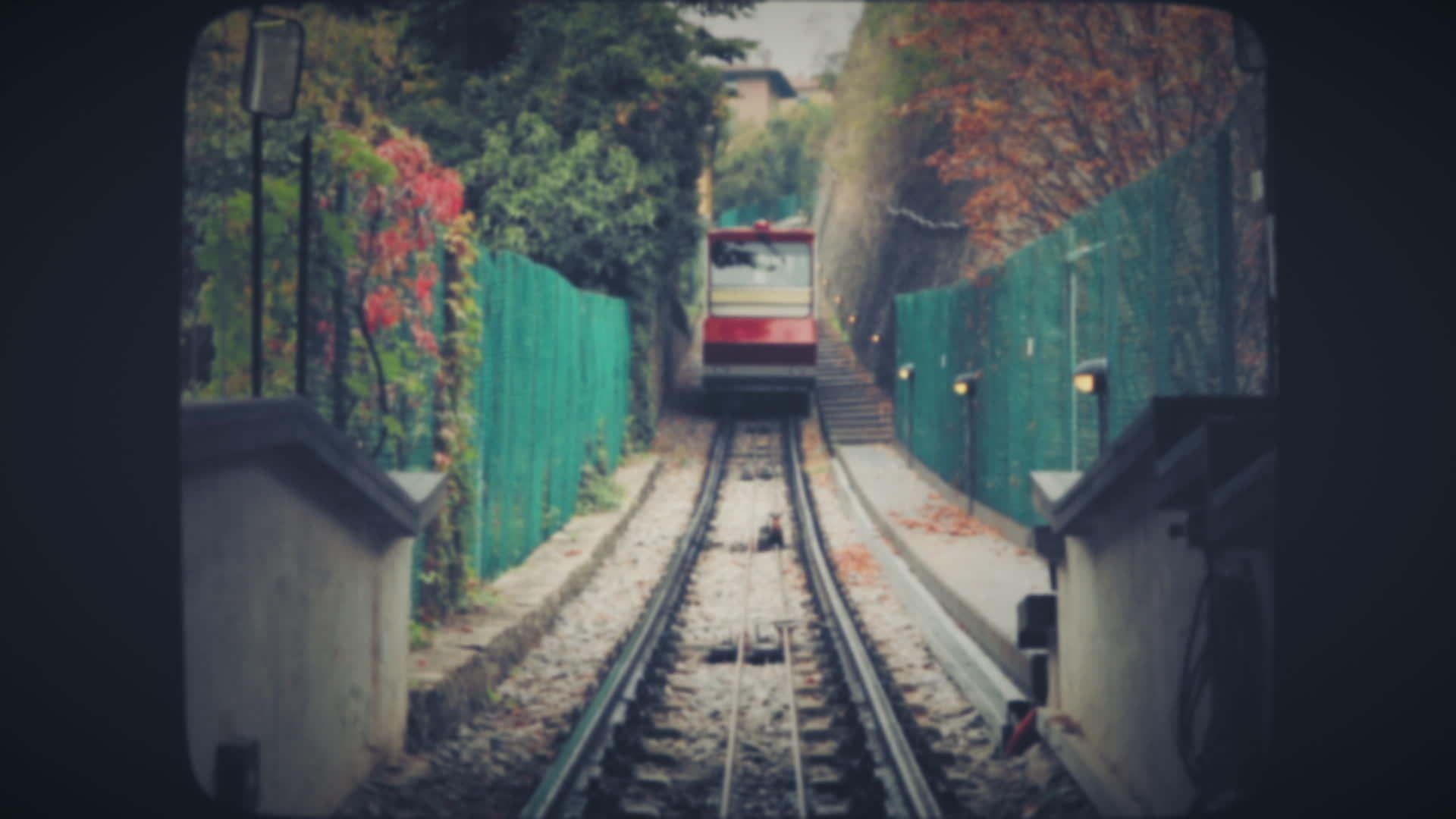 红色滑轮到达火车站视频的预览图
