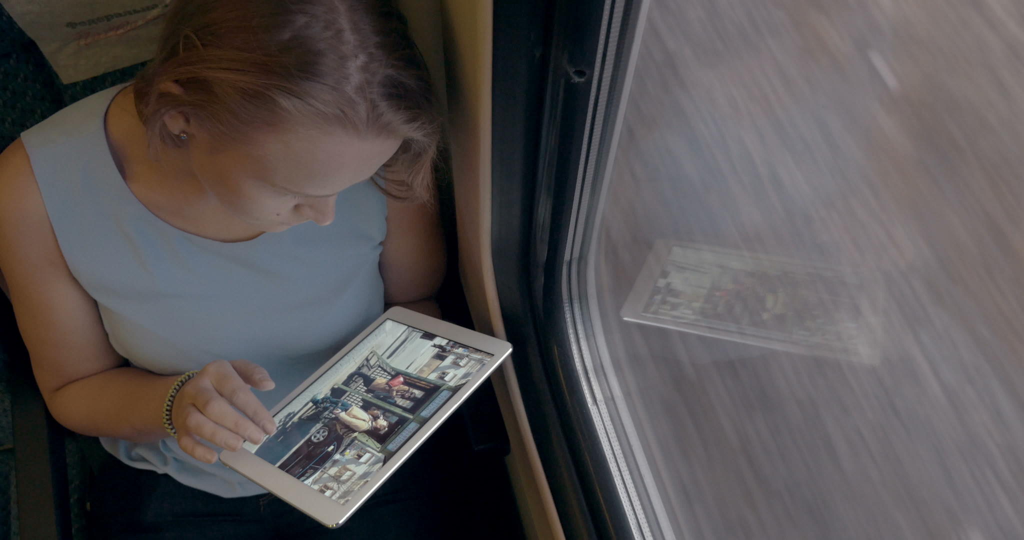 妇女在火车上使用平板电脑视频的预览图