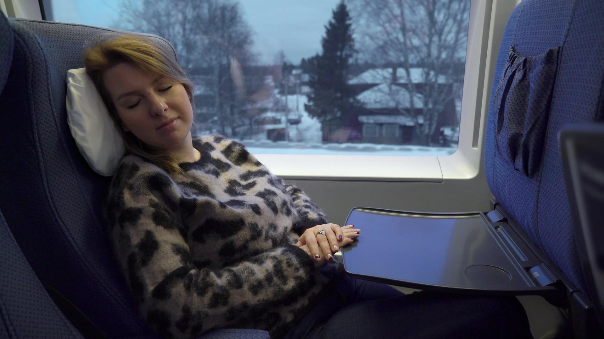 年轻女性在火车上睡觉视频的预览图
