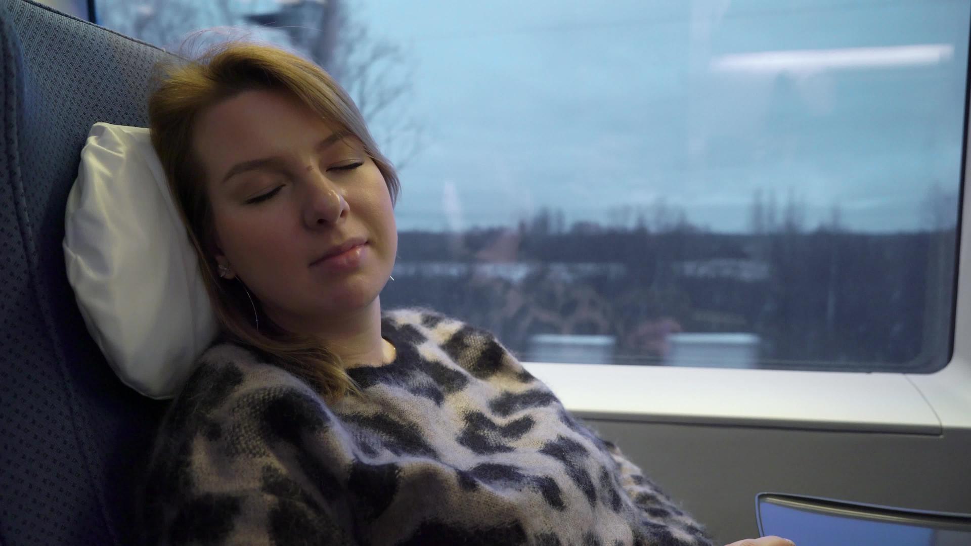 年轻女性在火车上睡觉视频的预览图