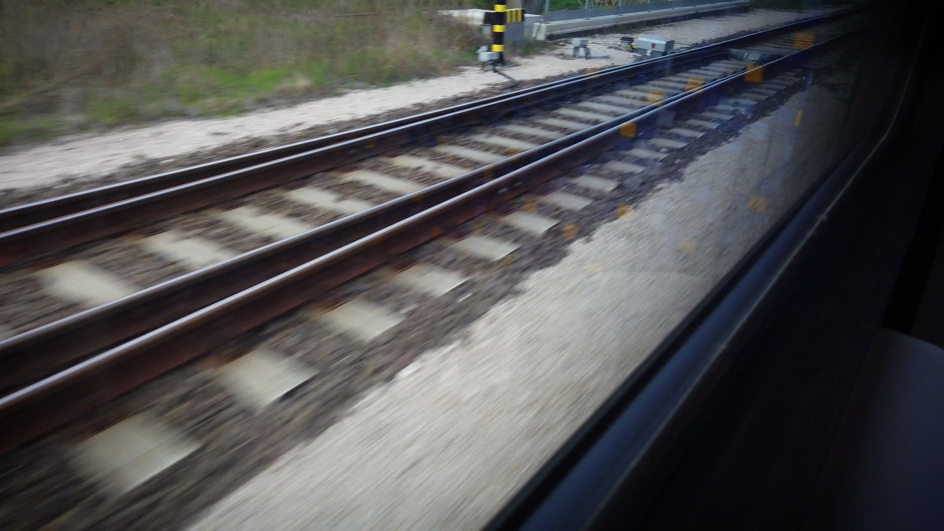乘火车旅行快速移动铁路闭路视频的预览图
