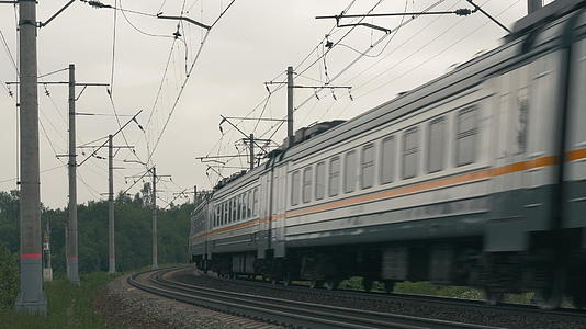 沿铁路行驶的郊区列车视频的预览图