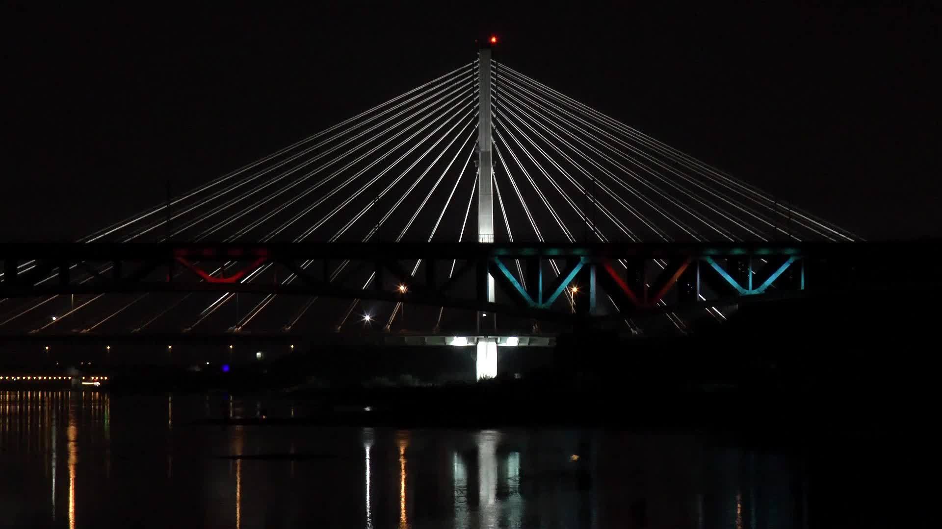 波兰的瓦锯铁桥上有红色的铁路桥视频的预览图