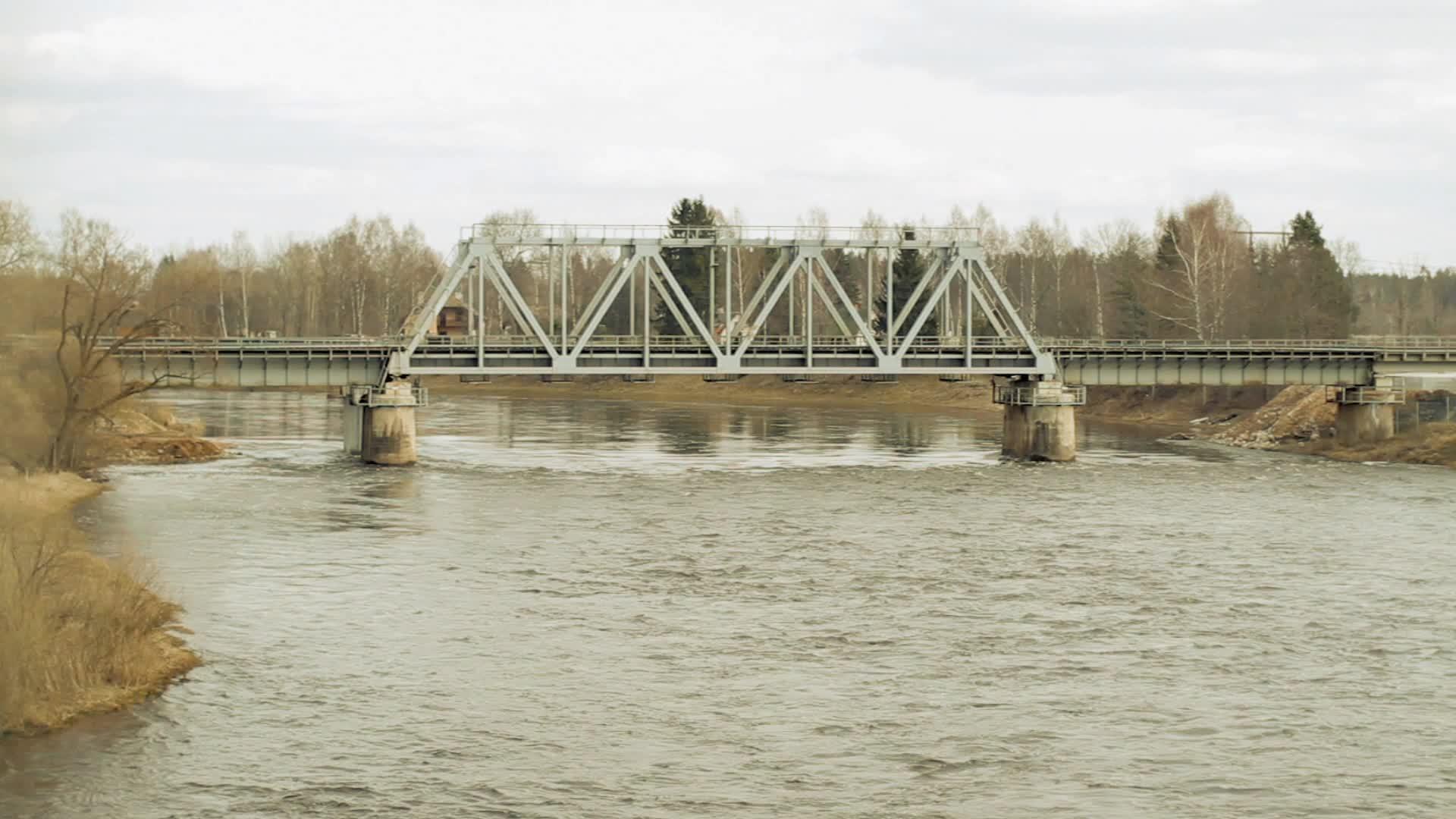 钢铁桥视频的预览图