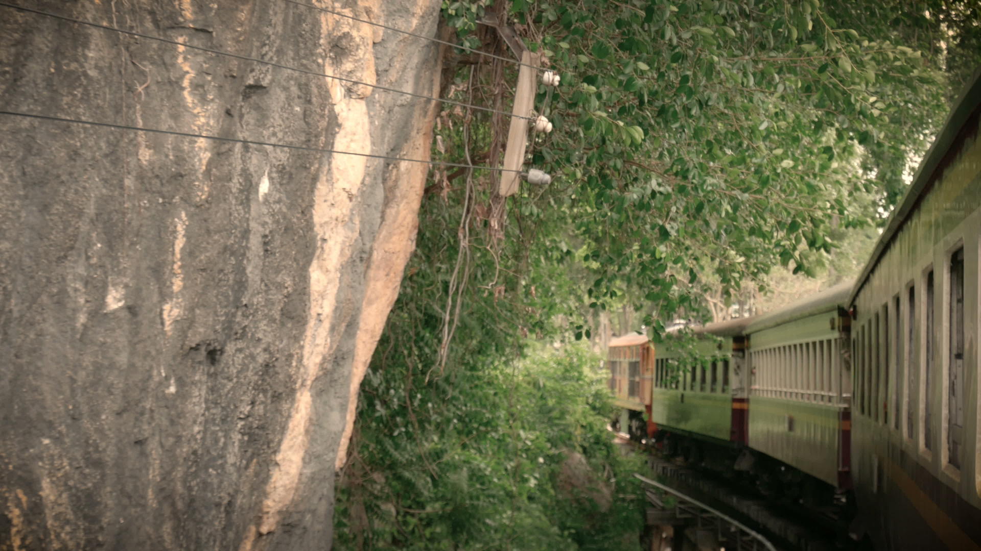 一列古老的火车在一条尖锐的弯曲轨道上运行K镜头它视频的预览图