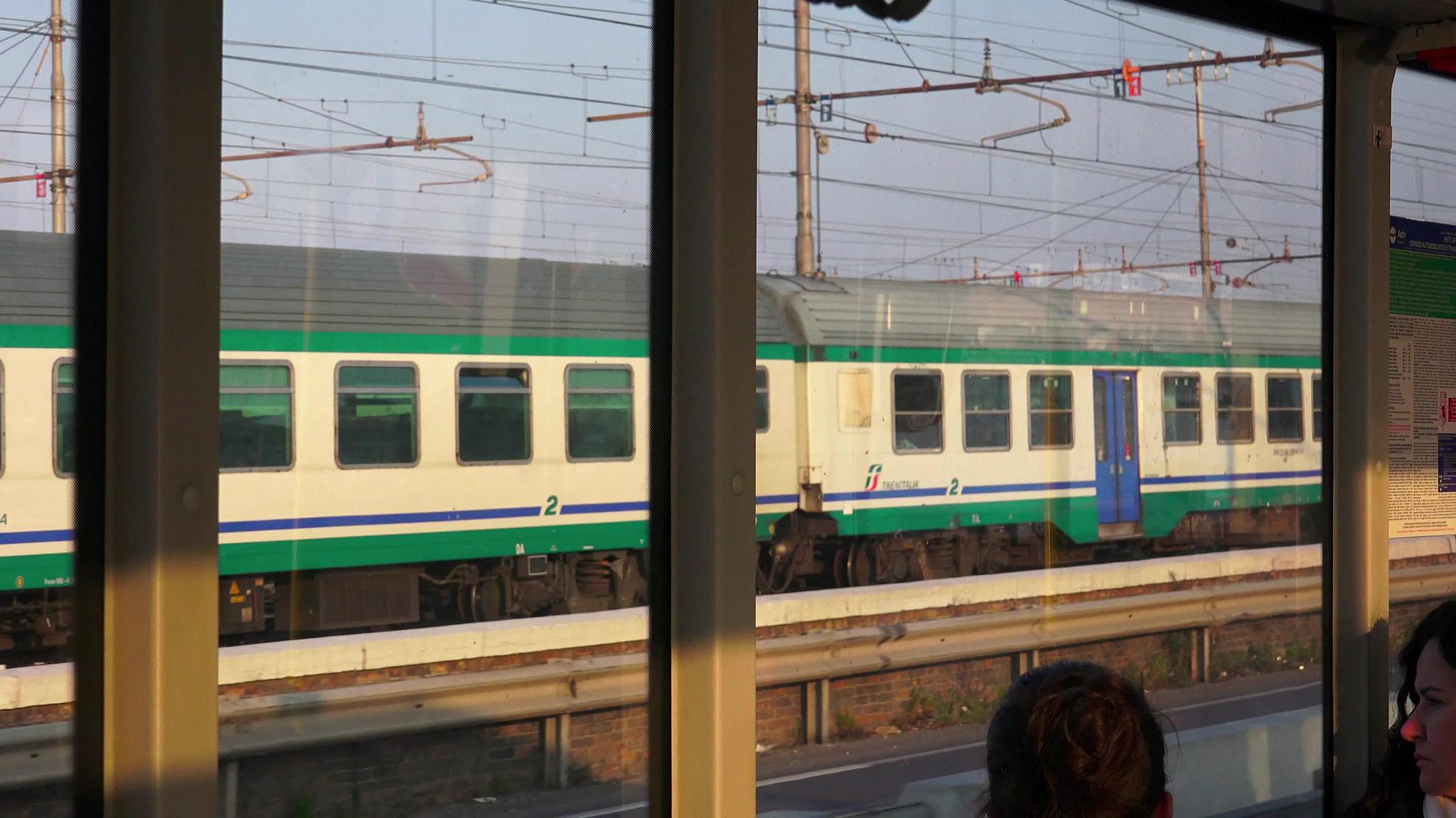 从巴士窗口看威尼斯圣卢西亚火车站的第一个视角视频的预览图