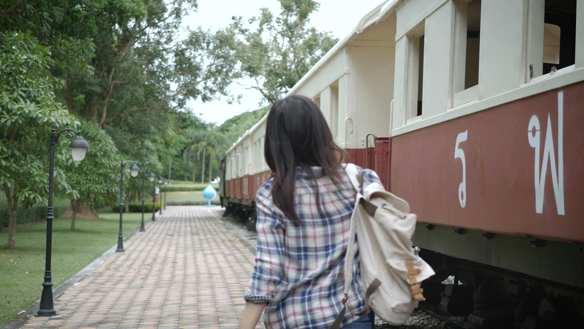 4K两个快乐的亚洲旅游女性在火车站走到火车站视频的预览图