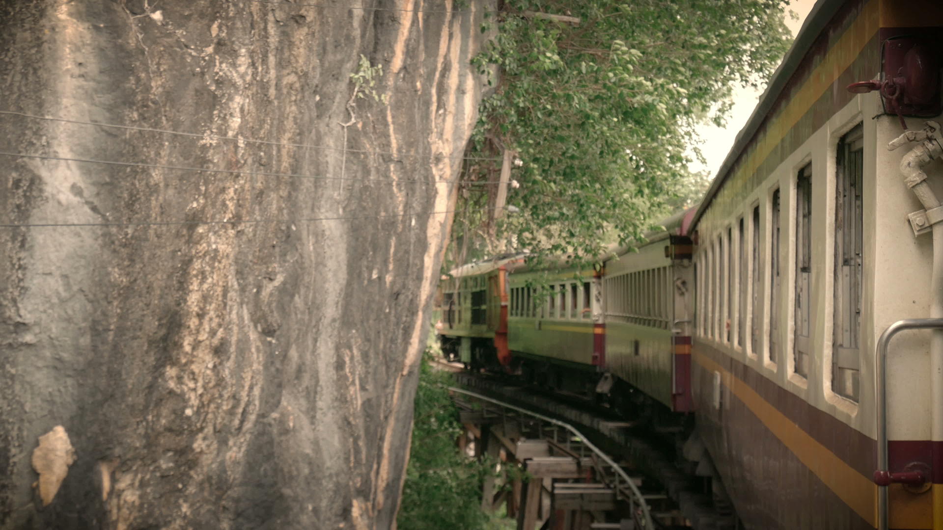 一列古老的火车在一条尖锐的弯曲轨道上运行K镜头它视频的预览图