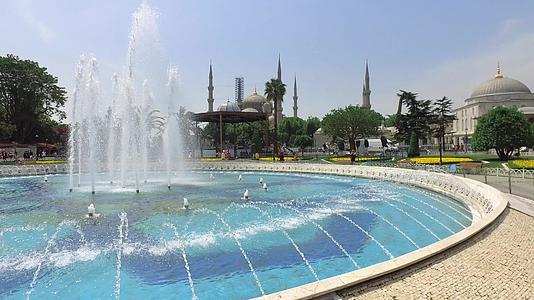 喷泉位于伊斯坦布尔的阿亚索菲亚清真寺前台视频的预览图