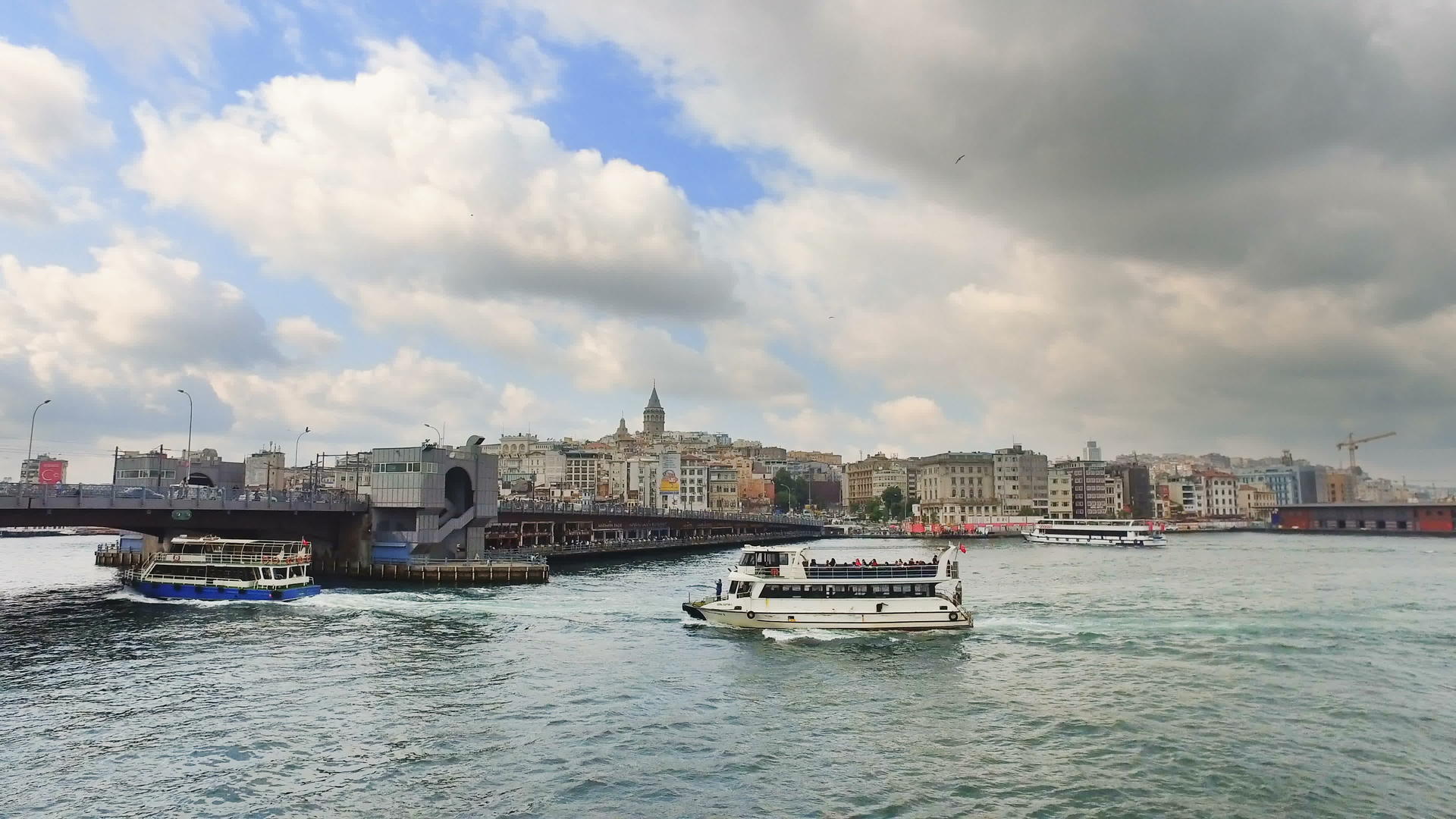 客轮火鸡加拉塔塔塔和大桥背景位于伊斯丹布尔金角湾视频的预览图