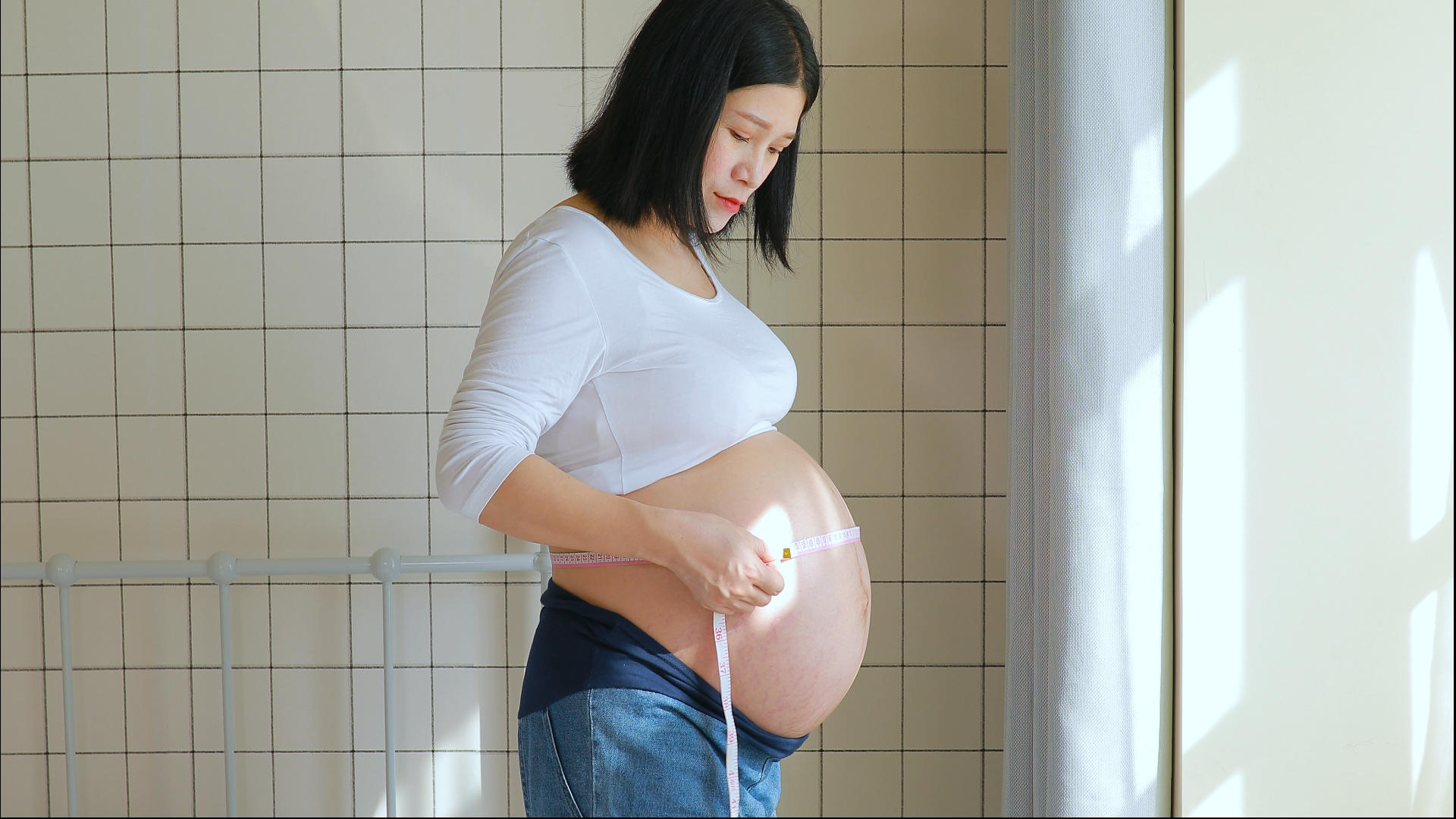 孕妇孕晚期站立测量腹部腹围关注胎宝宝变化视频的预览图