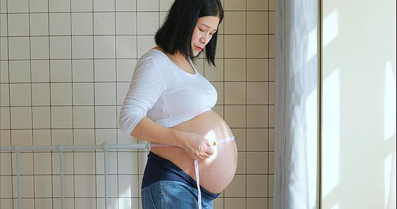 孕妇孕晚期站立测量腹部腹围关注胎宝宝变化视频的预览图