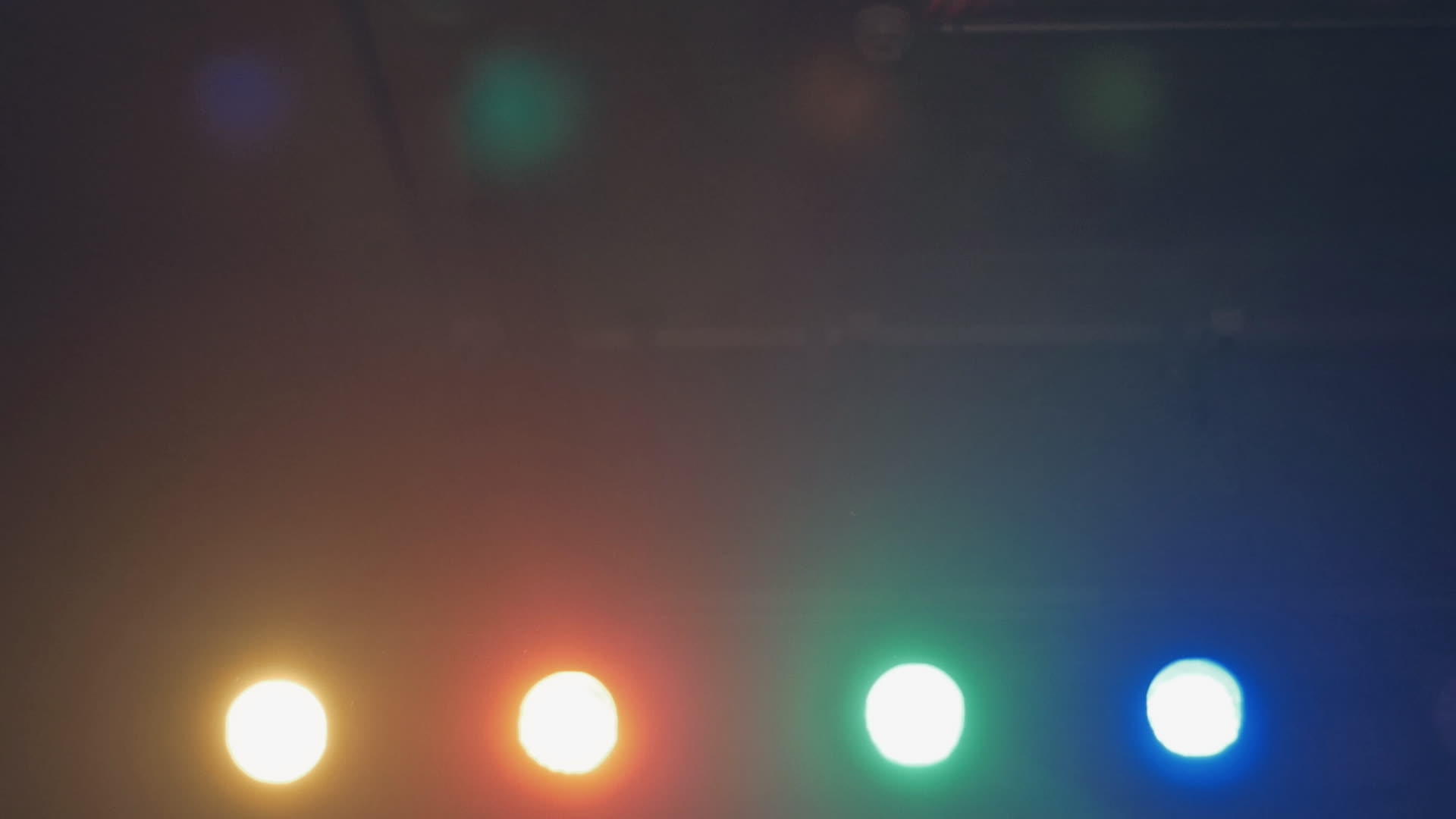 四台彩色台灯照亮相机视频的预览图