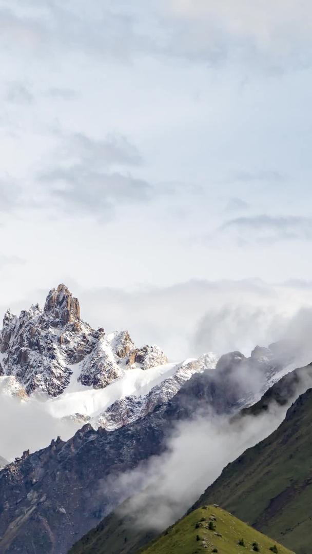 延时西藏317国道最美雪山山峰视频的预览图