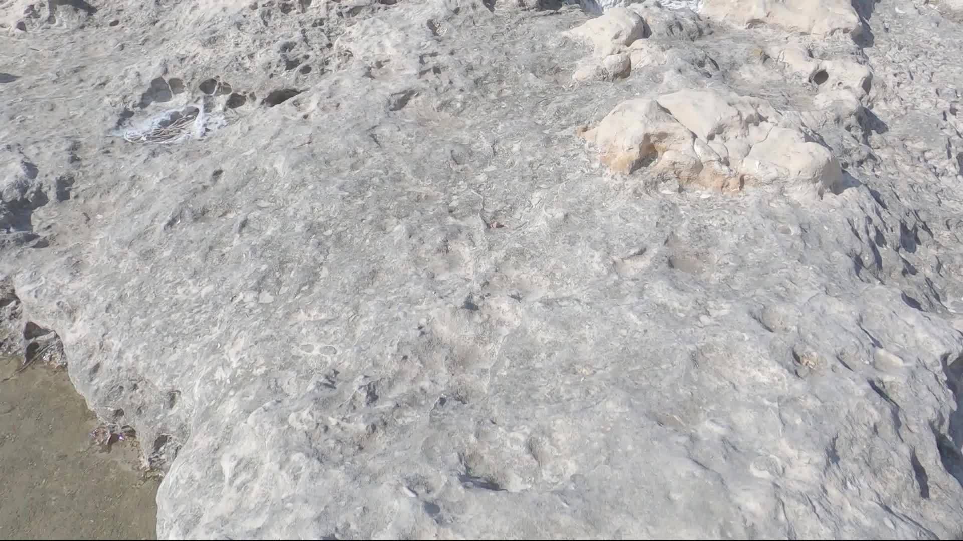 石灰岩上拍摄的低角度视图类似于外星球上的低空飞行视频的预览图