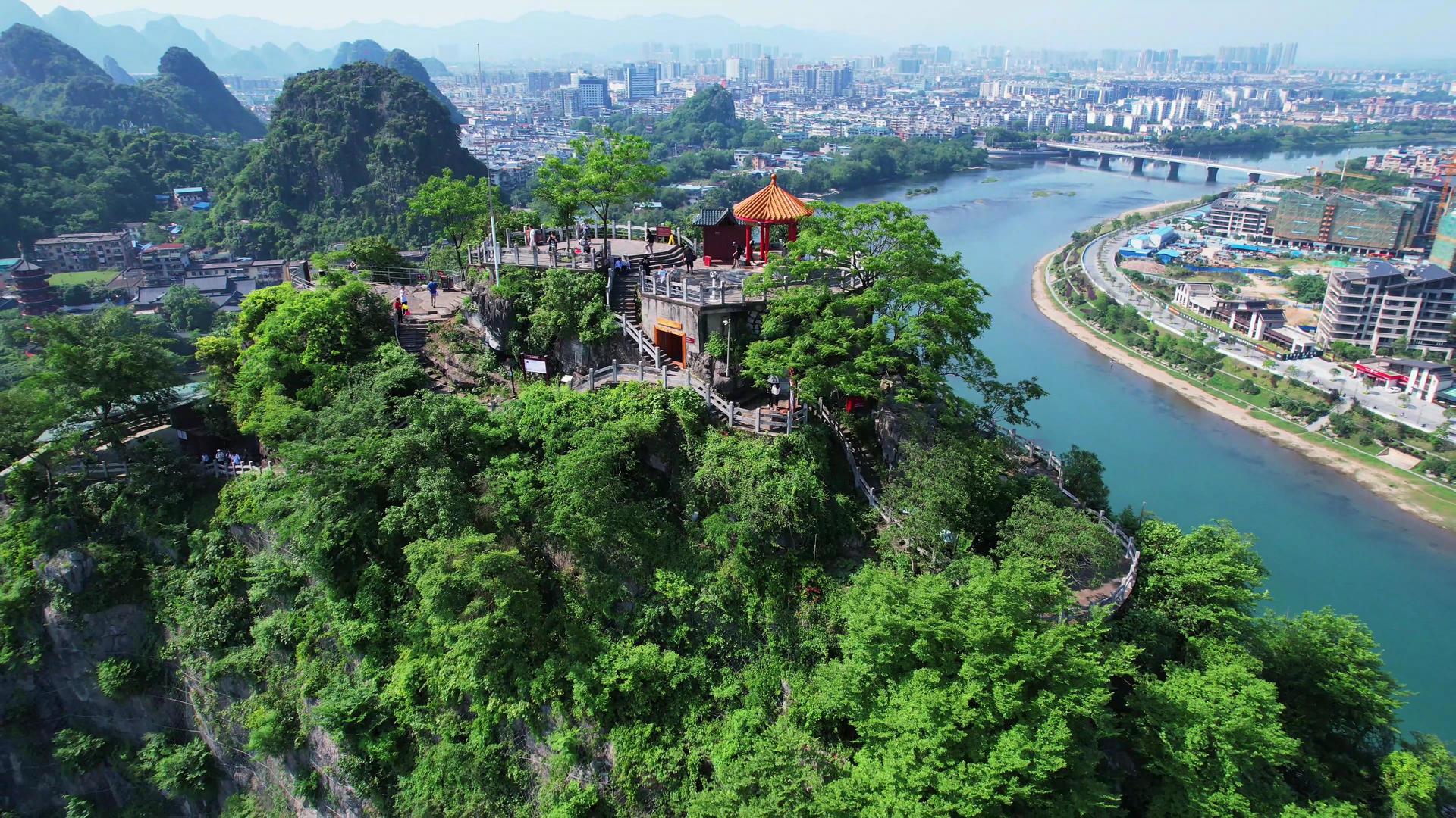 桂林5A景区叠彩山顶和伏波山顶的游客航拍视频的预览图