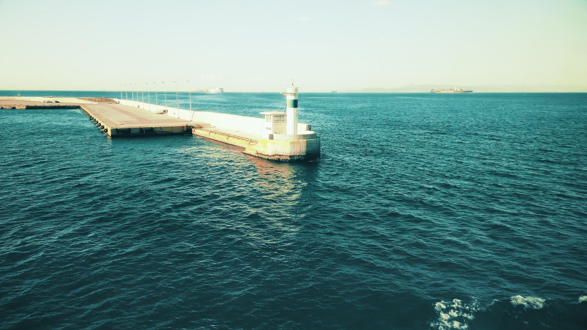 雅典皮耶罗斯游轮在地中海岸的比雷埃乌斯港光塔上视频的预览图