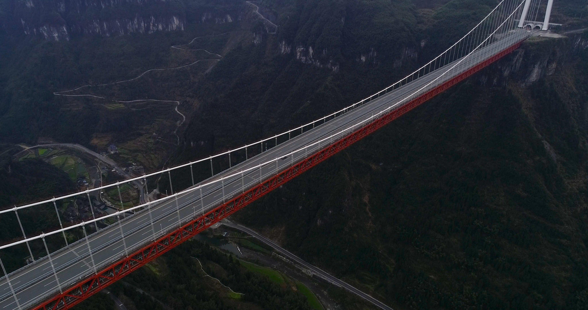 4K高清航拍高速矮寨特大桥运动轨迹视频的预览图