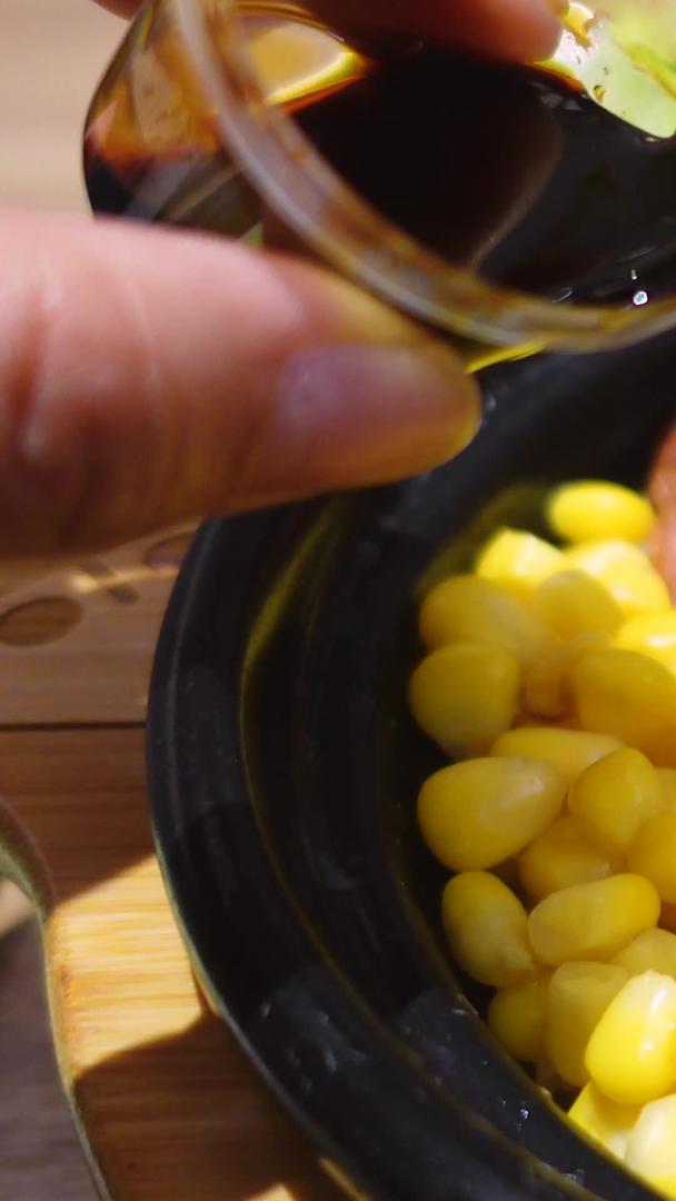 美食简餐广式腊味煲饭生活素材视频的预览图