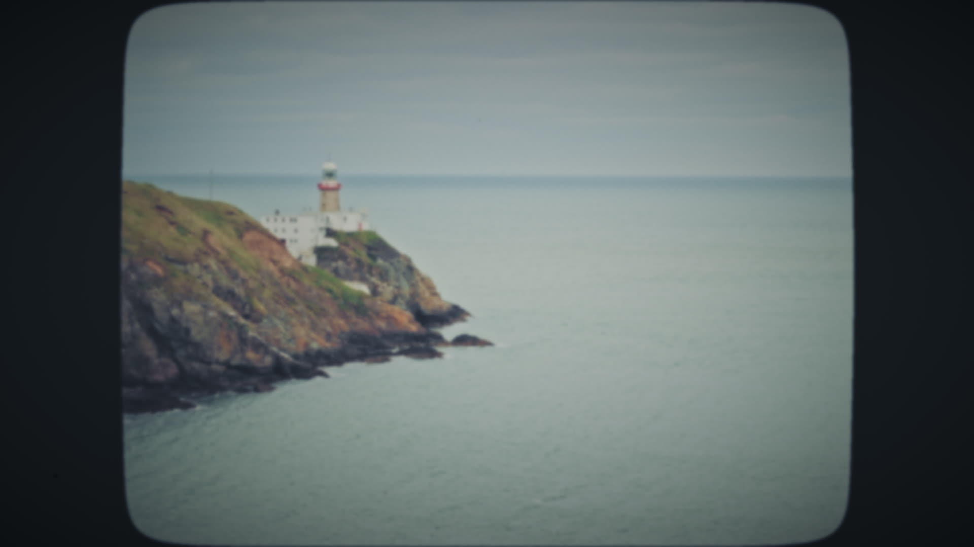 沿海灯塔在悬崖边缘视频的预览图