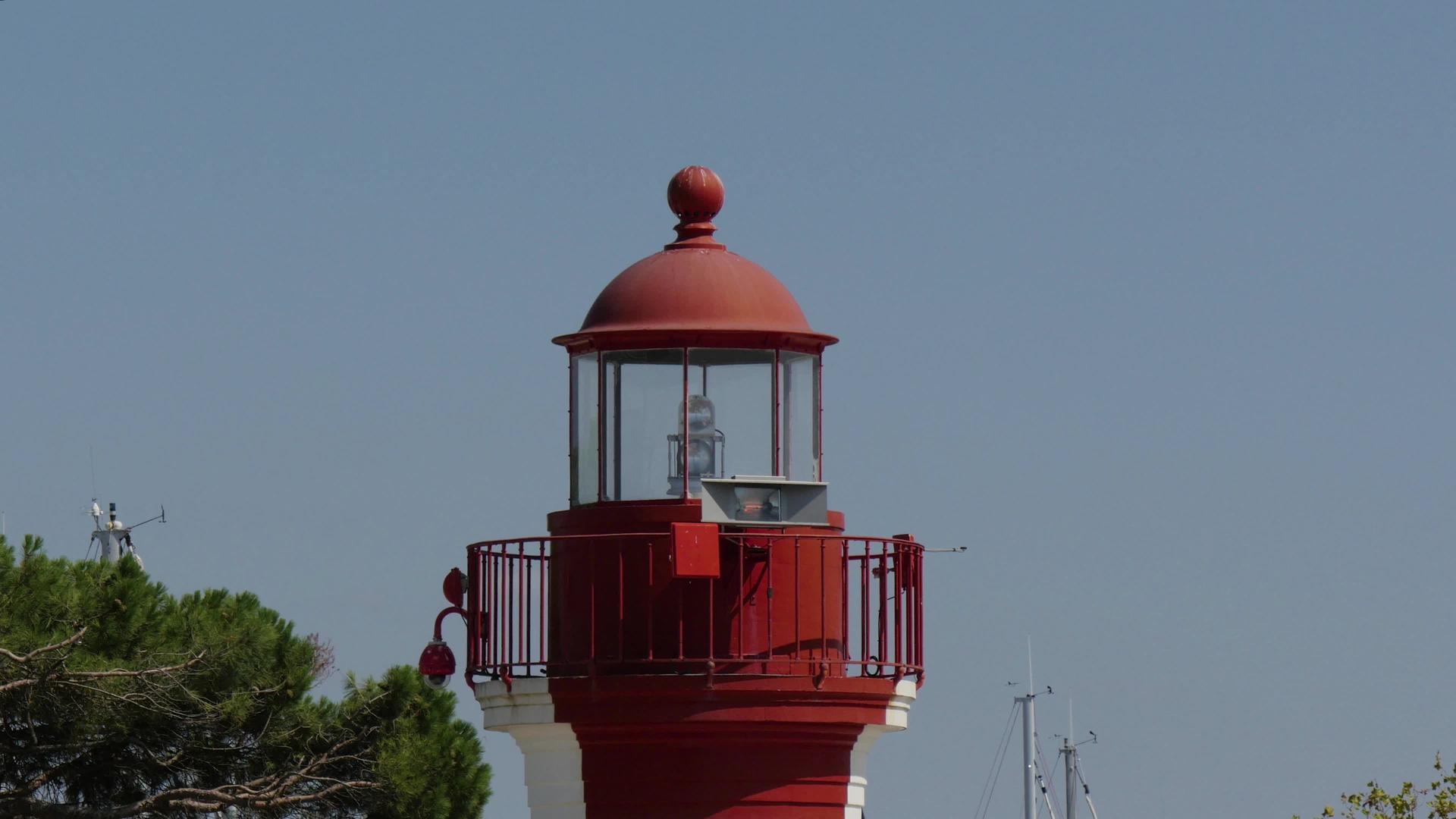 靠近白色和红色灯塔的地方视频的预览图