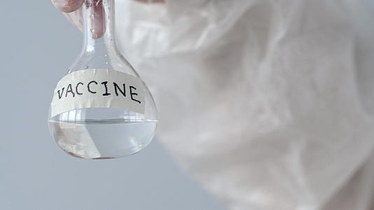 医学实验室有玻璃瓶科学实验室玻璃瓶中透明的玻璃瓶视频的预览图