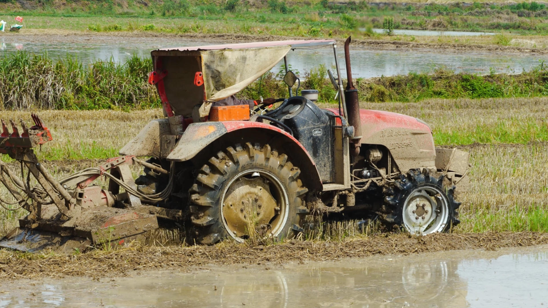 4K农村机械化耕地拖拉机翻地犁地农业视频的预览图