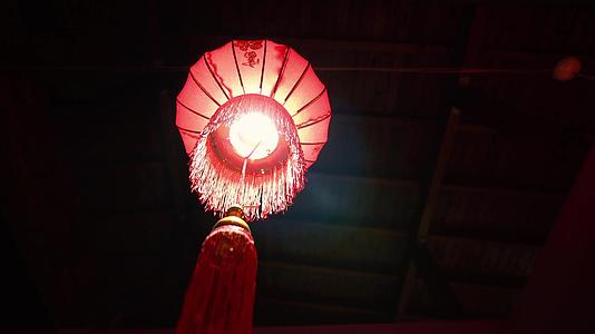 瓷华镇传统灯东南部夏纳波尔的黑暗气氛；在视频的预览图