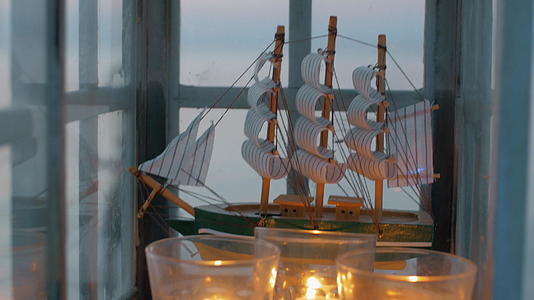 户外灯笼配有船舶模型和蜡烛视频的预览图