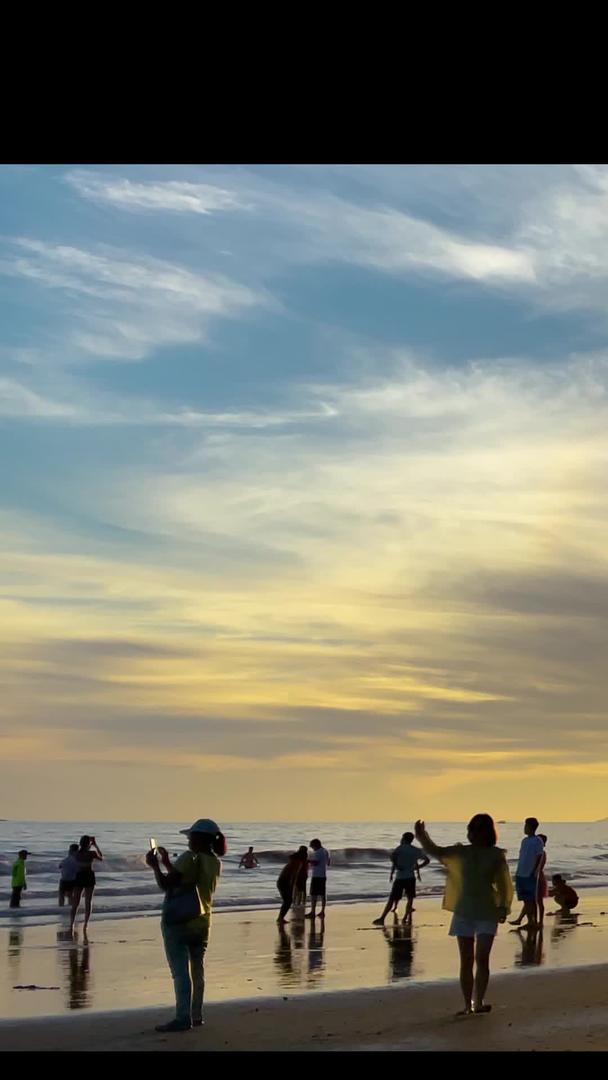海南海边三亚椰梦长廊沙滩夕阳沙滩视频的预览图