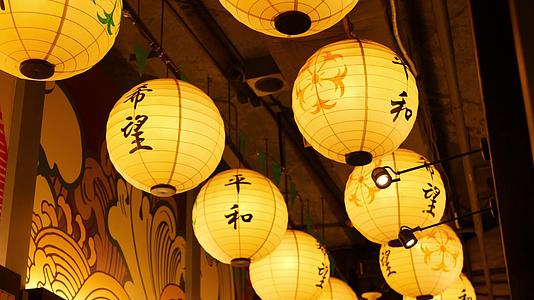 美丽的纸灯照亮并挂在日本街道的狭窄通道上视频的预览图