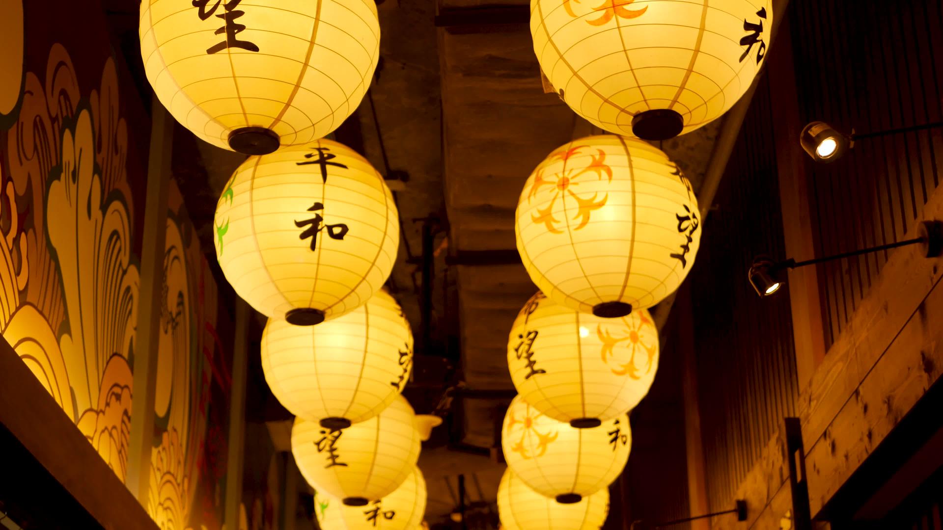 美丽的纸灯照亮并挂在日本街道的狭窄通道上视频的预览图