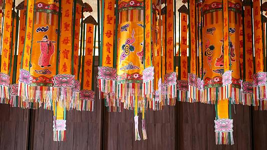 东方寺庙装饰灯笼传统寺庙挂着一组明亮的装饰灯笼视频的预览图