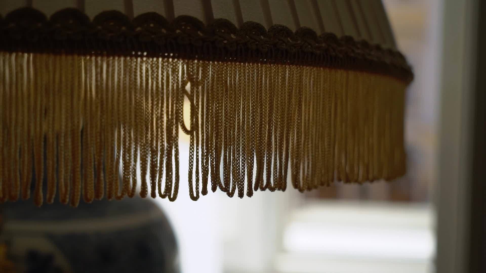 优雅的古典灯罩在卧室里视频的预览图