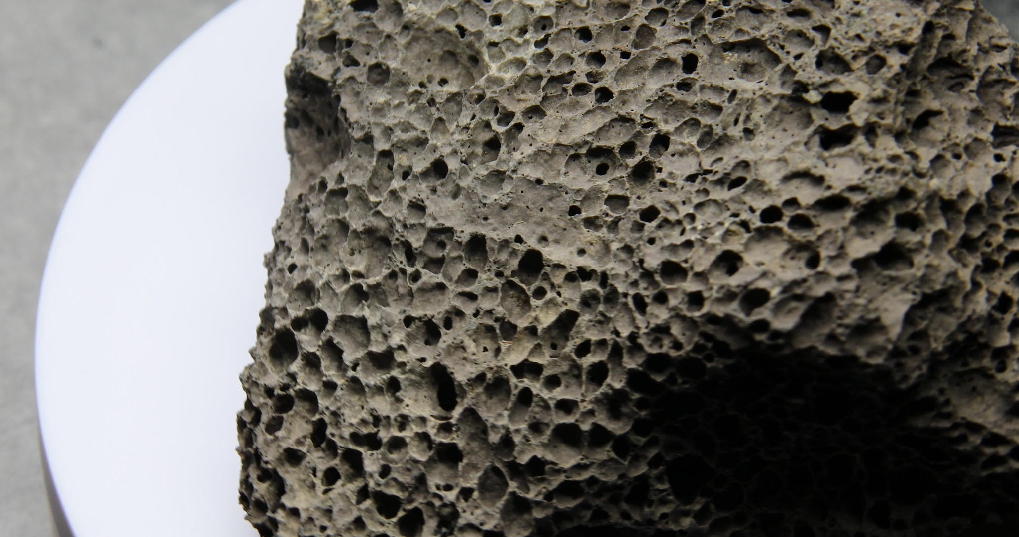 作为火山发光岩石的灰色多孔宝石视频的预览图