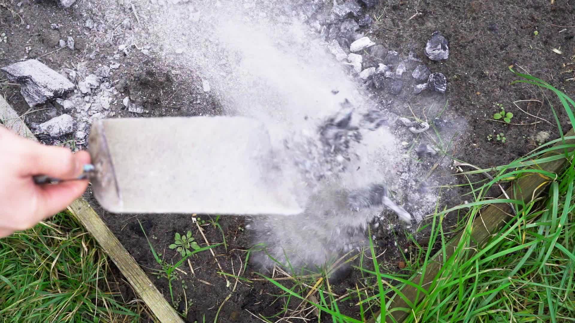 种植前用煤和灰粉对床土施肥视频的预览图