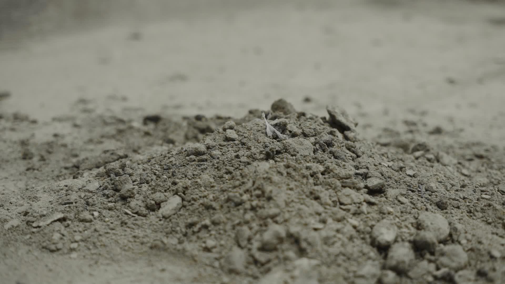 水泥水泥粉尘和残留物埋在地板上视频的预览图