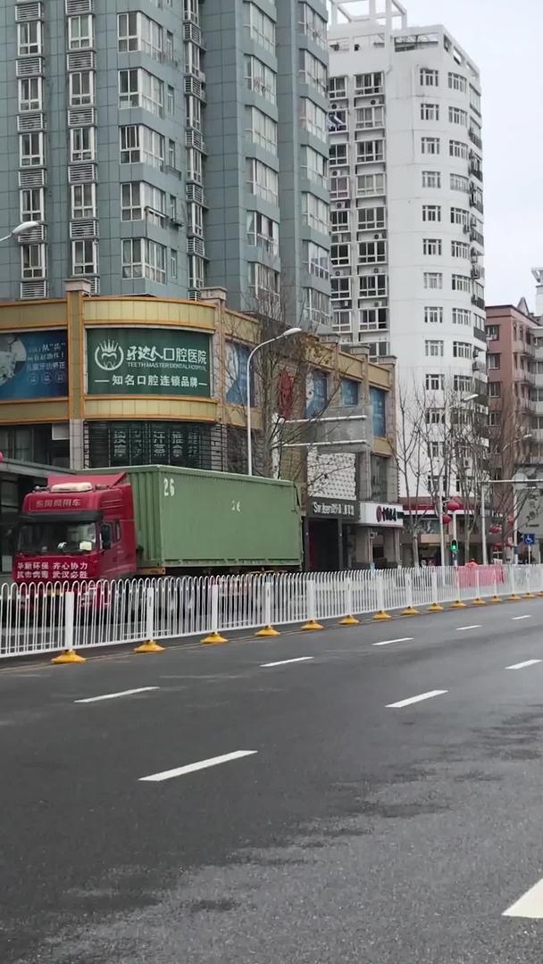 武汉封城街道运输救援物质卡车视频的预览图