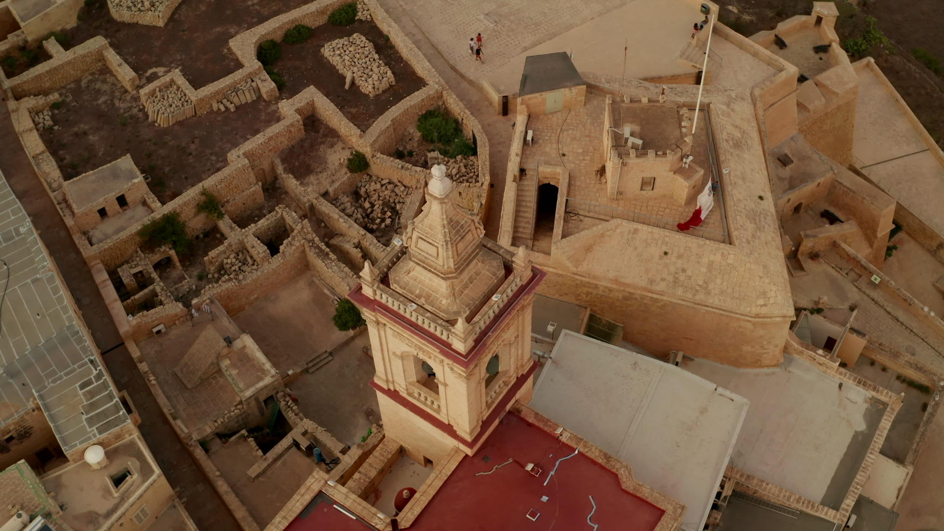 高塔是马尔塔岛戈佐城堡的废墟有着美丽的沙棕色空中鸟眼视频的预览图