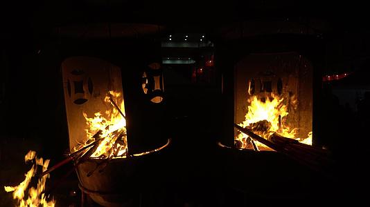 在庙里烧龙香的炉子视频的预览图