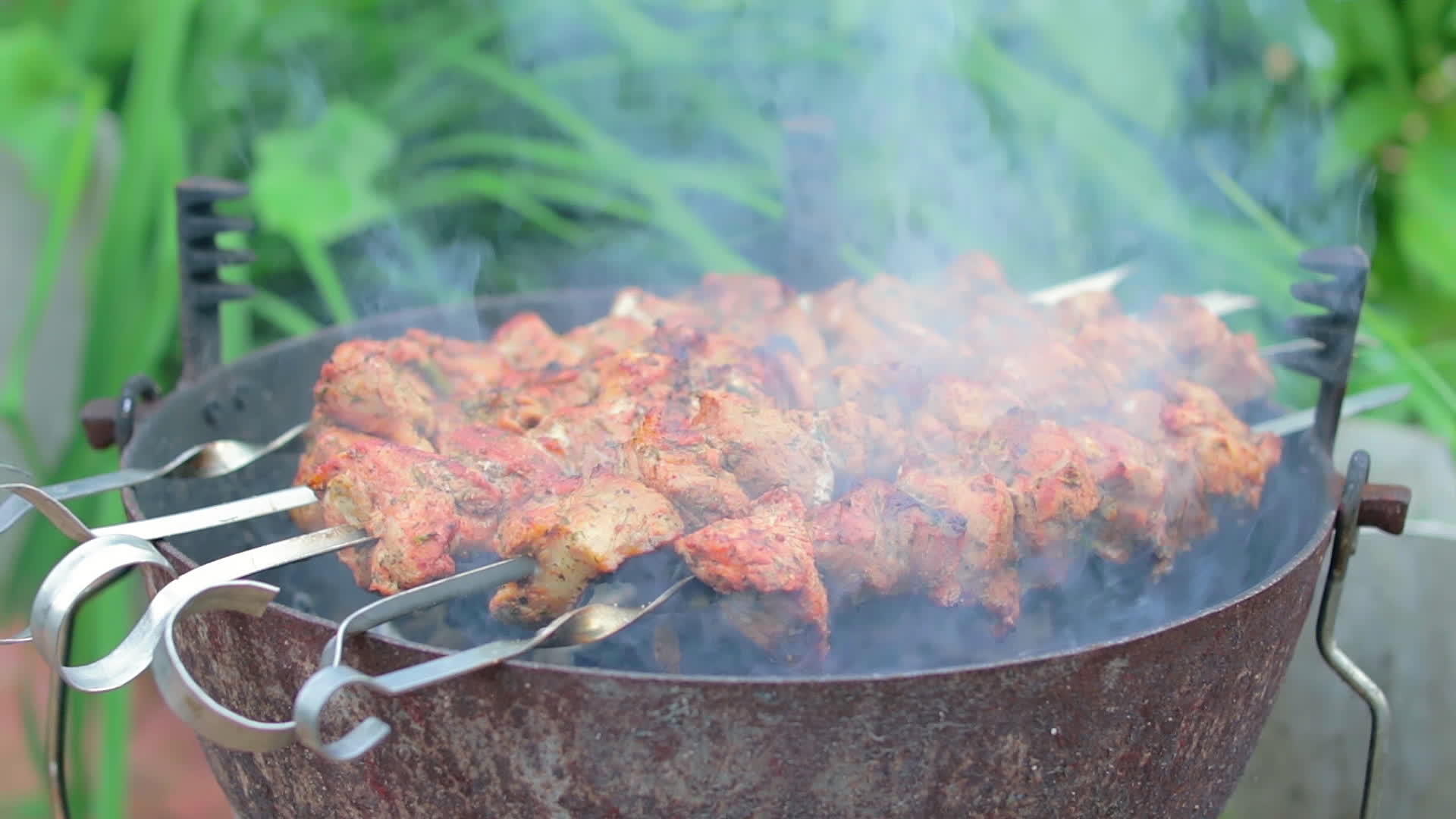 烤架上烹制的美味烤肉串视频的预览图