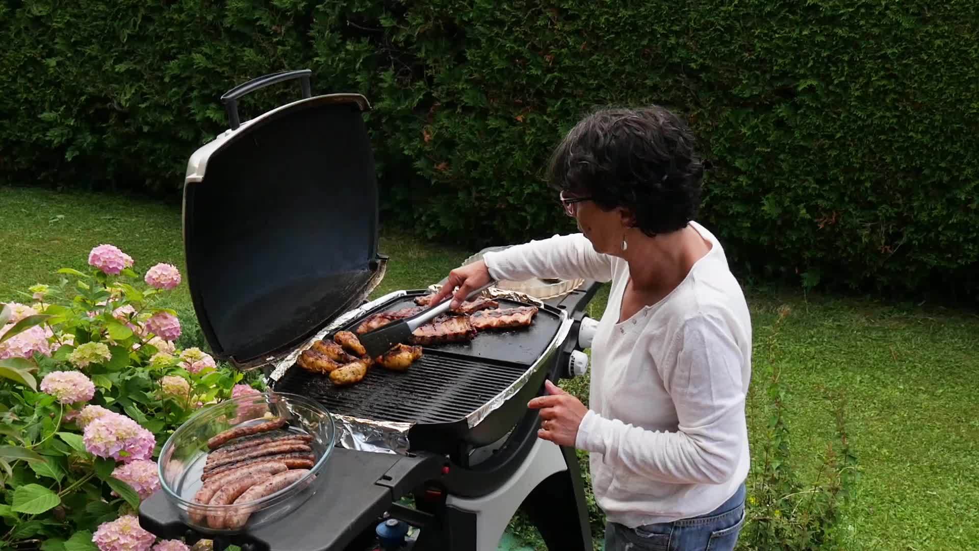 烧烤上煮肉的女人视频的预览图